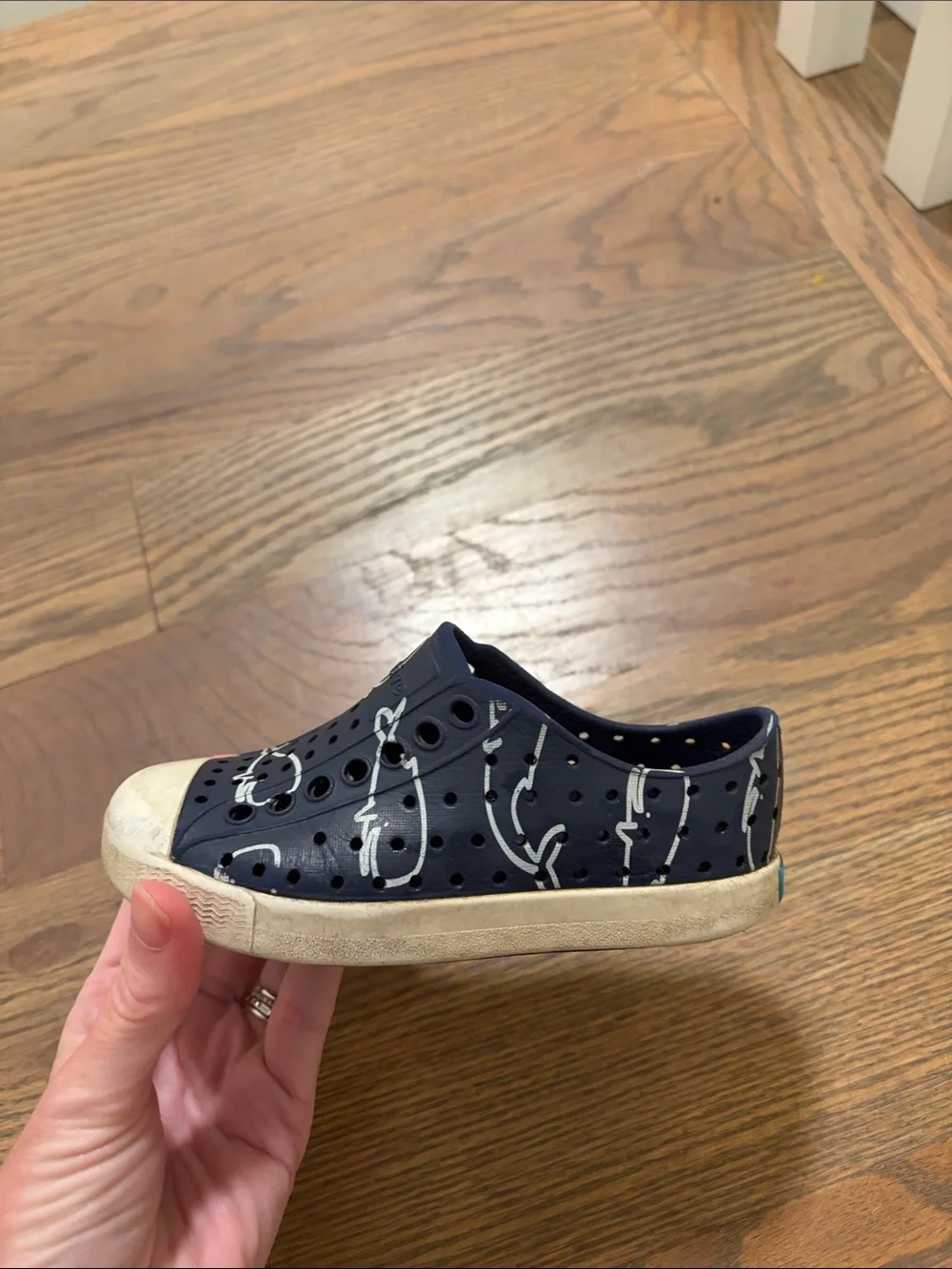 Native whale shoes toddler size 8 play condition